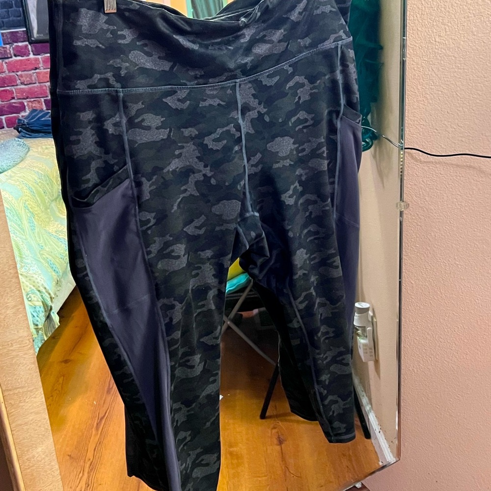 Camo capris pockets on both sides